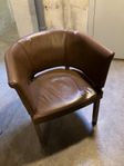 Ett par läderstolar i loungestil svensk design