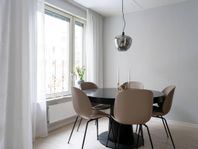 Gubi Beetle stol i beige med svarta ben 5-pack som NY
