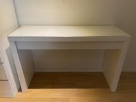 sminkbord och smink spegel med belysning 