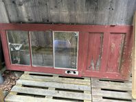äldre dörr med karm