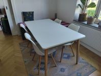 Matbord med iläggsskiva + 4 stolar