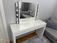 Sminkbord inkl spegel och lampor från Ikea