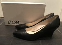 Svarta kilklackspumps i läder strl 39
