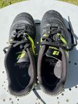 Fotbollsskor stl 33