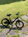 Svart barncykel, 16 tum, Stoy. Lite använd. Nypris ca 2000k