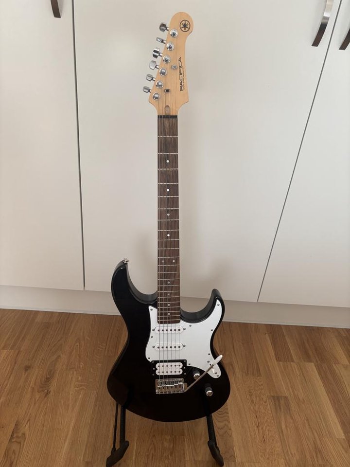 Yamaha Pacifica 112V