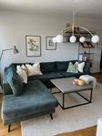 Mörkgrön soffa med divan