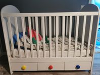 Gonatt spjälsäng. 