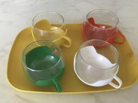 Nostalgi 4 muggar med plastbricka