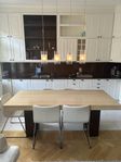Designat matbord i ljus ek tillhörande stolar och lampa