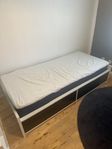 Säng med förvaring