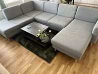 Ljusgrå soffa