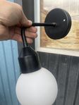 svart lampa
