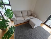beige soffa med pall