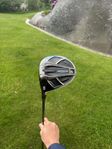 Vänster Callaway Rogue Driver (Premium Skaft)