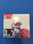 Pokemon Destined Rivals Booster Box (Reva i Plasten Bild1)