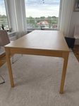 Utdragbart matbord i ek