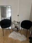 mörkgröna sametsstolar med svarta ben