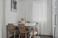 Design stolar ( Y5, Hans K) och Elegant matbord 