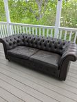 Skinnsoffa Chesterfield-stil