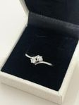 Stilren diamantring i 18k vitguld