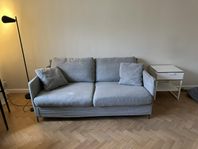 Grå två sits soffa