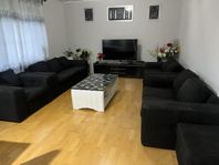 Soffor, kaffebord, gardiner, tv bänk