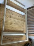 Sängram med kvalitetslamellbotten+madrass 140 cm