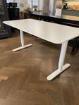 9 Skrivbord, höj- och sänkbara