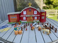 Bondgård med familj, djur och tillbehör