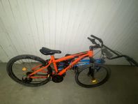 en mountainbike (orange) en bmx (blå)