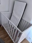 Oanvänd spjälsäng med madrass IKEA