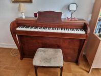 Fint piano Nylund & Son i Chippendalestil