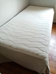 IKEA säng 90x200 med snygg Bemz sängkappa