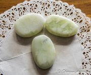 2 fina Serpentin/New Jade kristaller palmstone newage wicca.