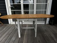 slagbord furu och ljusgrått underrede