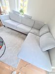 Soffa med divan från Mio(Bridge) i ljusgrått tyg+2 nackst