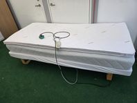 Ställbar säng med motor 90x200cm