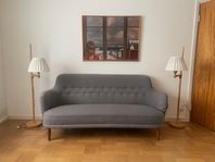 Carl Malmsten, 1 Soffa, 1 Fåtölj, 1 Bord, 2 Lampor