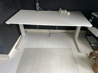 Höj och sänkbart skrivbord med kontorsstol