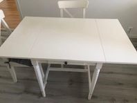 Köksbord och två INGOLF stolar.