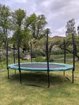 Oval studsmatta från North Trampoline, nät finns