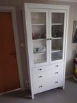 IKEA Hemnes - vitlaserat vitrinskåp