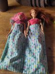 Barbiedockor med tillbehör och sovsäck