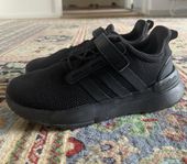 Adidas sneakers storlek 35 i nyskick
