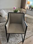 Beige karmstol 