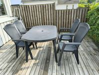 Plastbord med 4 st tillhörande plaststolar
