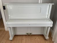 Vackert vitmålat piano