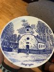 15-17 tallrikar med motiv på gårdar på Lidingö 