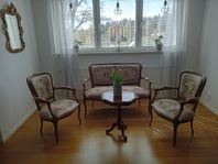 Vacker möbelgrupp i klassisk stil- soffa, två fåtöljer& 